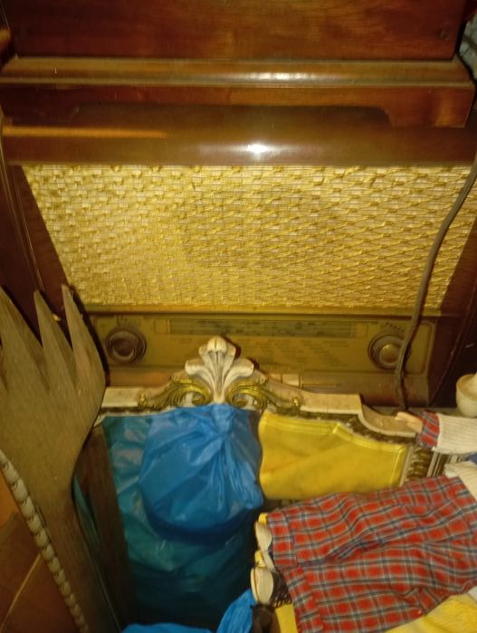 Vendo este radio muito bonito bom estado a trabalhar muito bem
