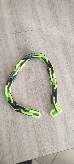 Solidny metalowy łańcuch w oplocie plastikowym