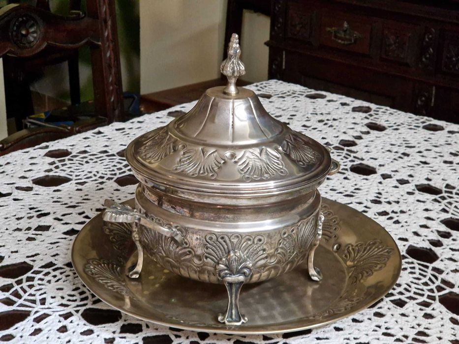 Centro de mesa - Taça com tampa e bandeja em casquinha