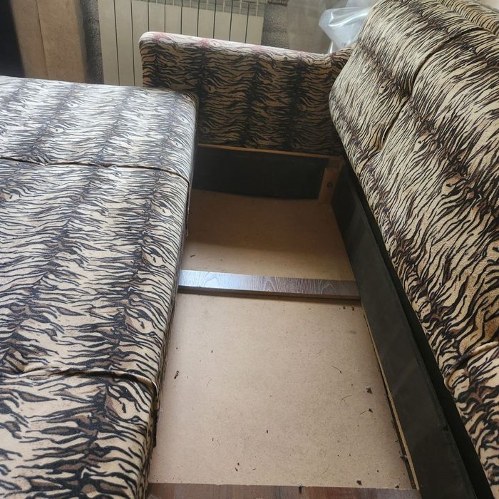 Диван двоспальний на пружині.