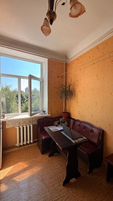 В продажі 2 кімнатна квартира в Центрі,  Сталінка