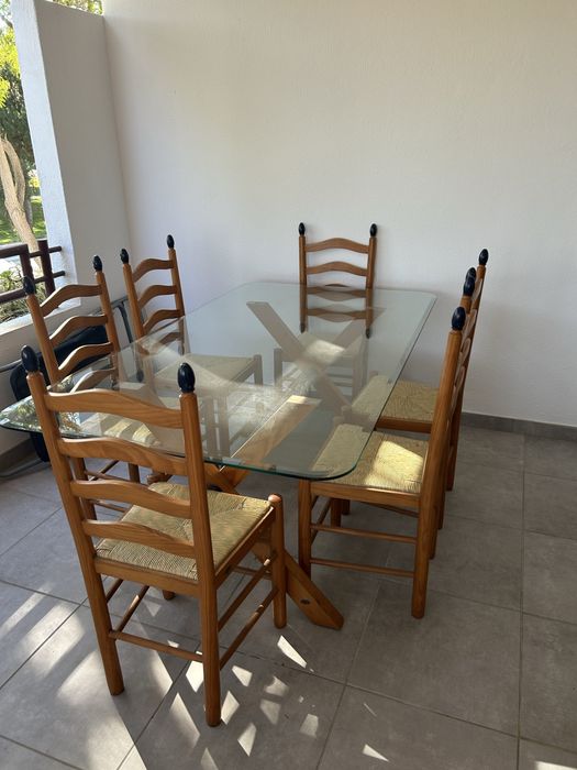 Mesa de vidro com 6 cadeiras