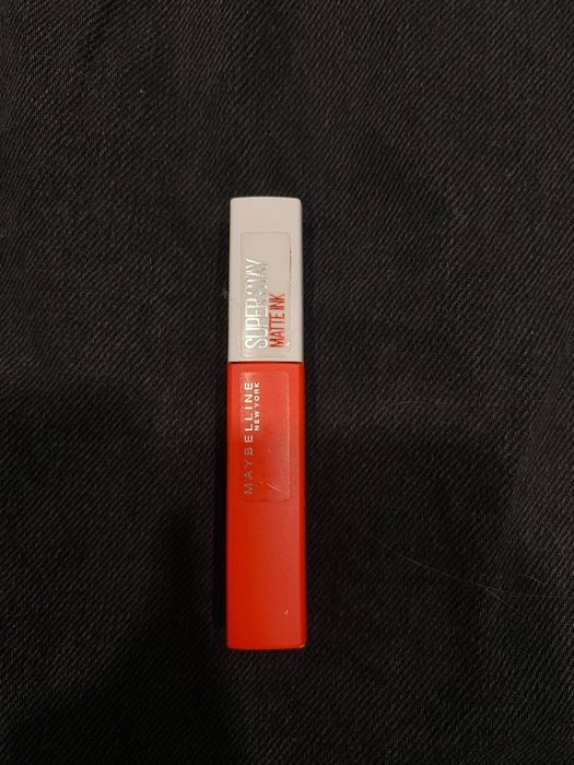 Czerwona pomadka maybelline superstay matte ink