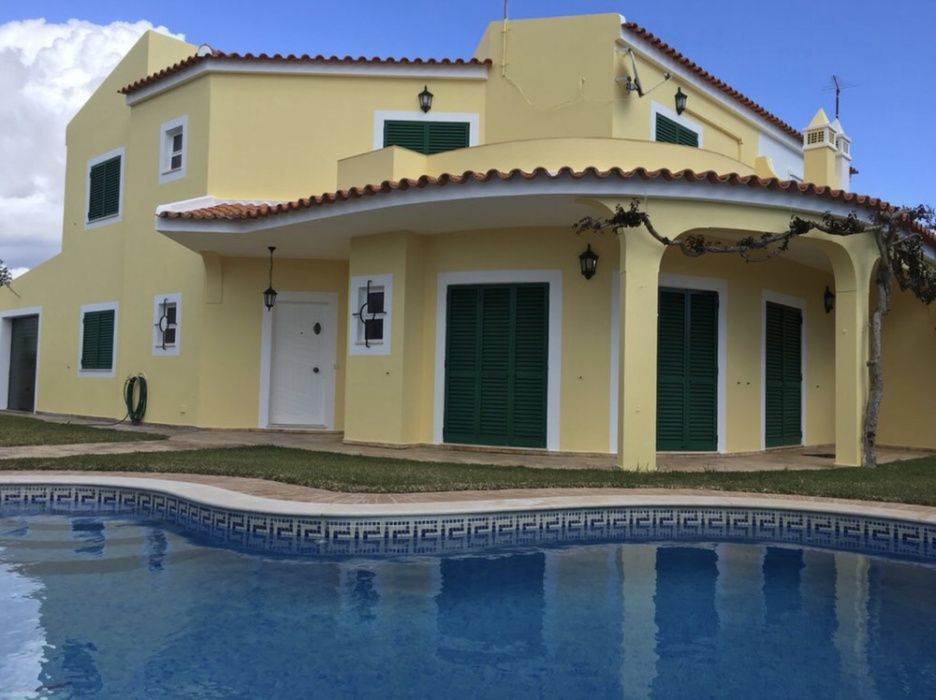 Vivenda com piscina perto da praia T4