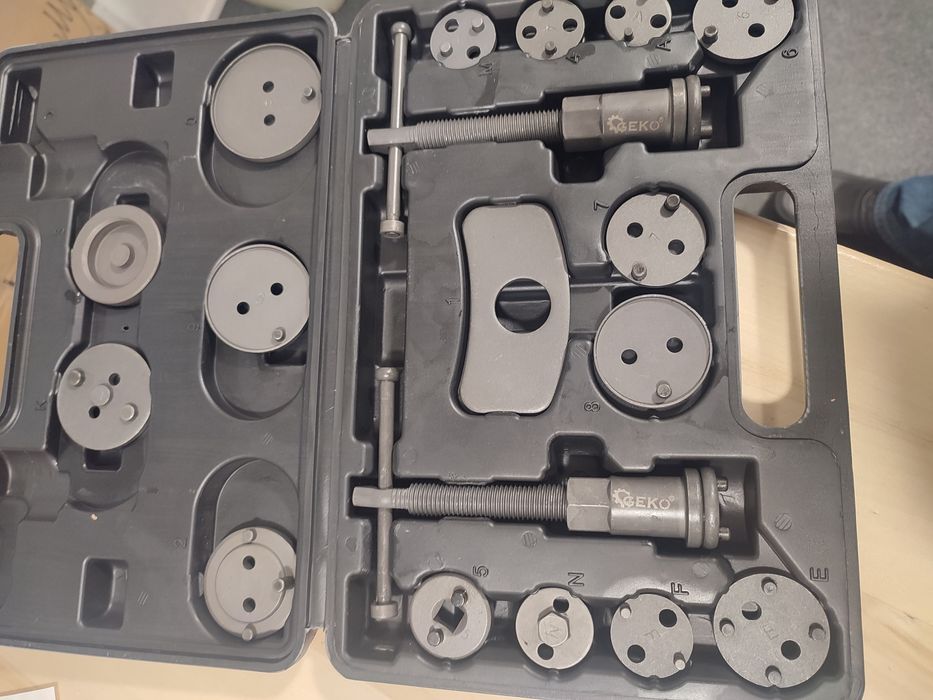 Набір для натискання гальмівних поршнів 18 шт GEKO  G02540