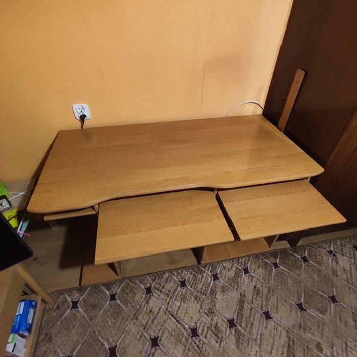 Solidne biurko komputerowe