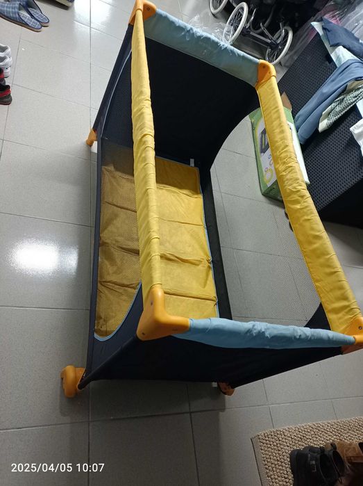 Cama de viagem para bebé em bom estado
