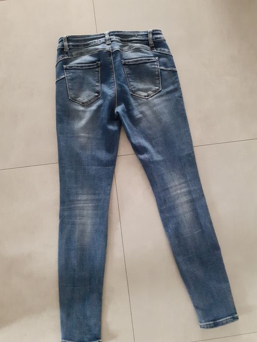 Spodnie damskie jeans z przetarciami