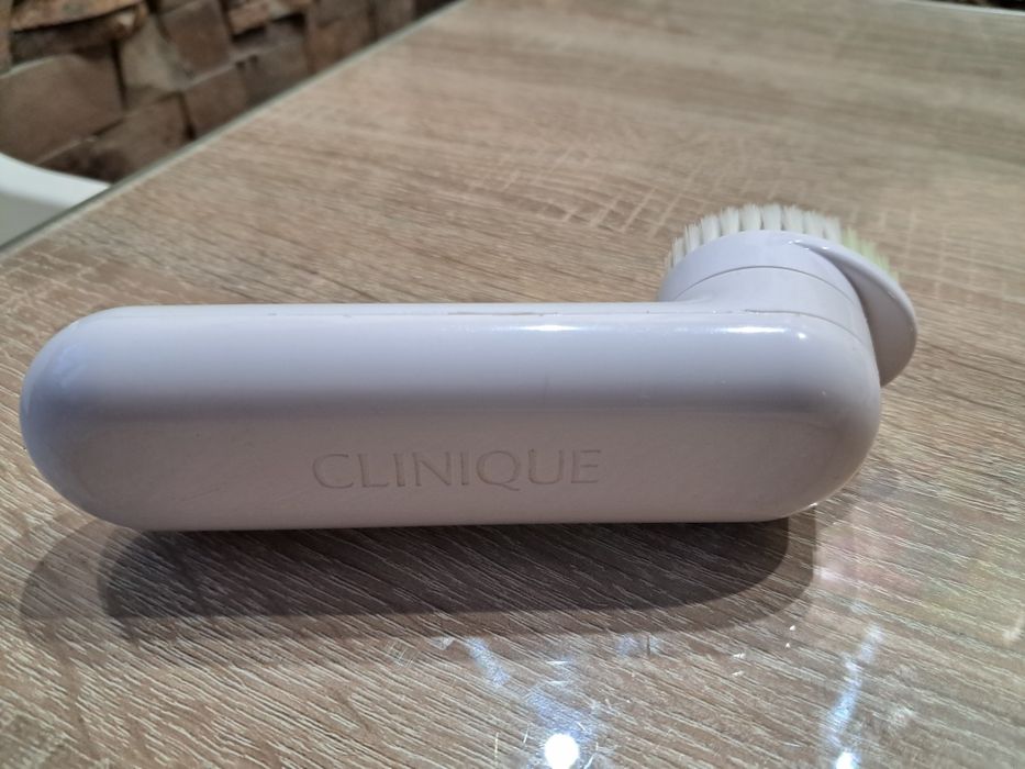 Професійна щітка Clinique для обличчя