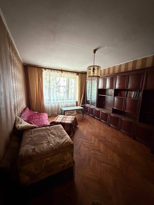 Продаж 3-кімнатної квартири в центральній частині міста.