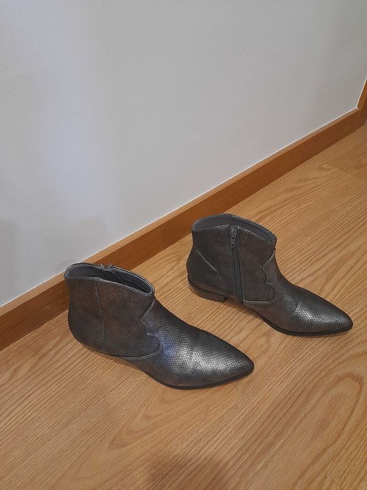 Botins efeito pele de cobra