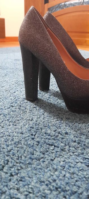 Sapatos de salto brilhante