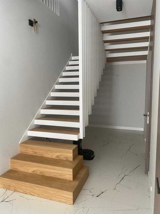 SCHODY  drewniane , stalowe , dębowe , jesionowe .