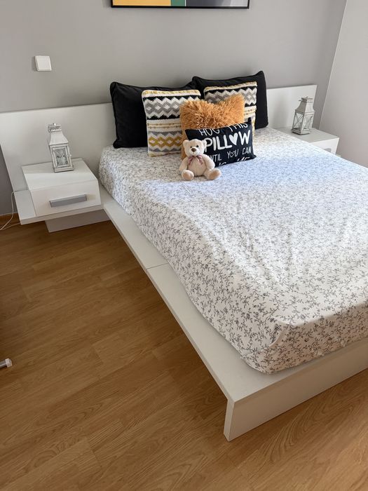 Cama + mesas de cabeceira (sem colchão)