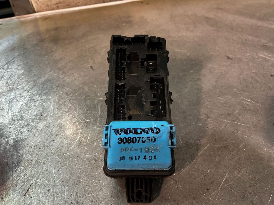 CAIXA DOS FUSIVEIS VOLVO S40 I V40 30807050