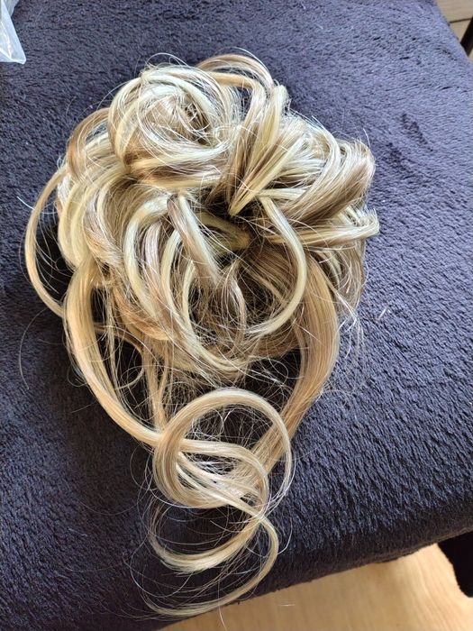 Nowa gumka do włosów dopinka