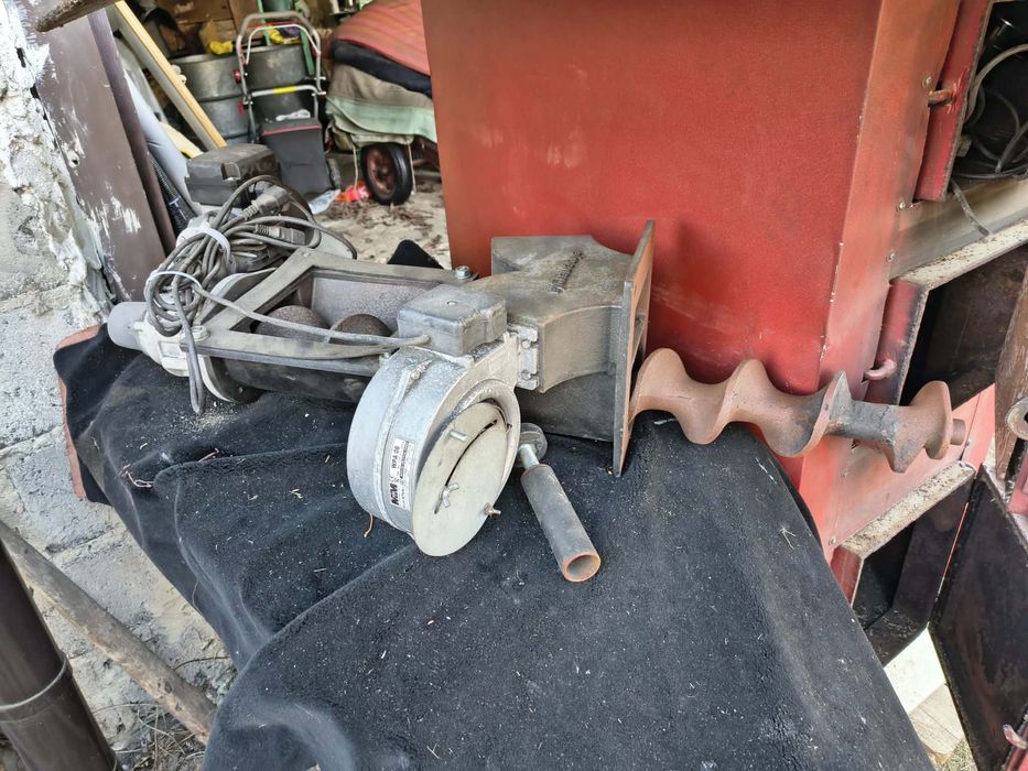 Podajnik ślimakowy do pieca