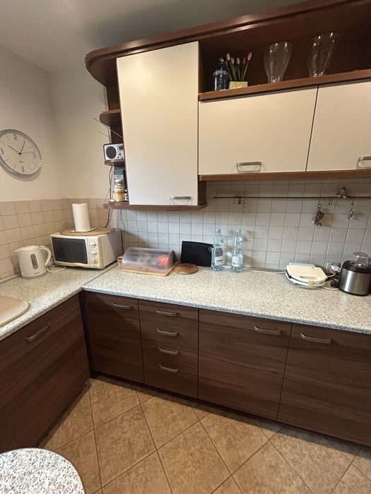 Meble kuchenne ze sprzętami agd, stołem i krzesłami