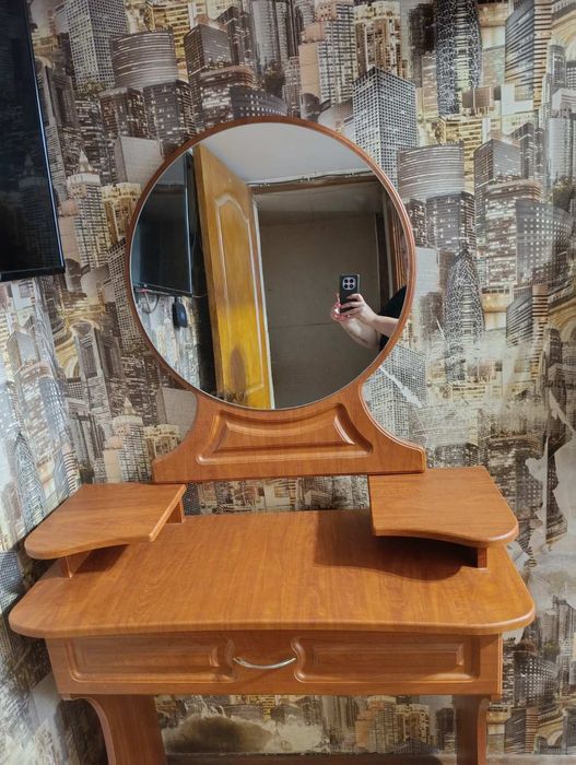 Столик косметический.