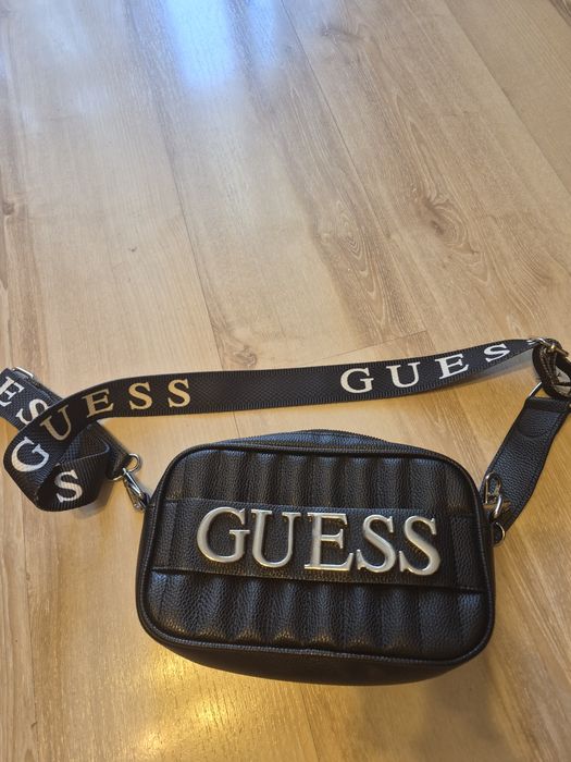 Torebka damska czarna z napisem Guess