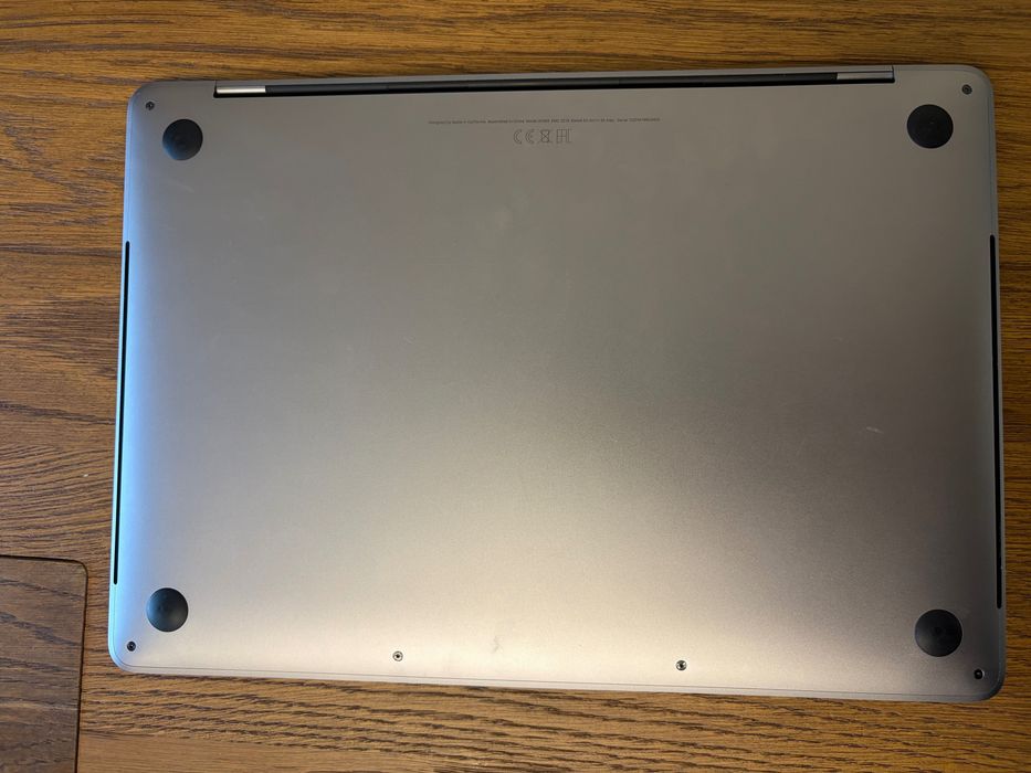 MacBook Pro Intel Core i7 16 GB 512 GB szary 13-calowy, 2019 r cztery porty Thunderbolt 3 TouchBar