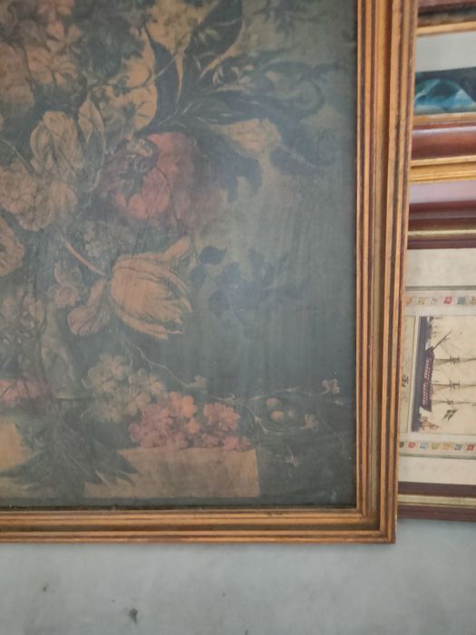 Quadro antigo com tema floral.