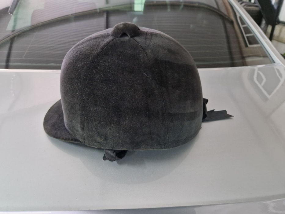 Botas e capacete de equitação