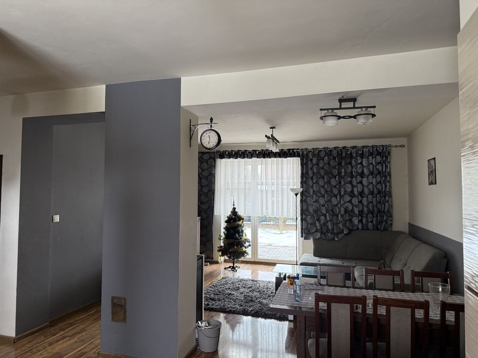 Komfortowy Dom z Budynkiem Gospodarczym