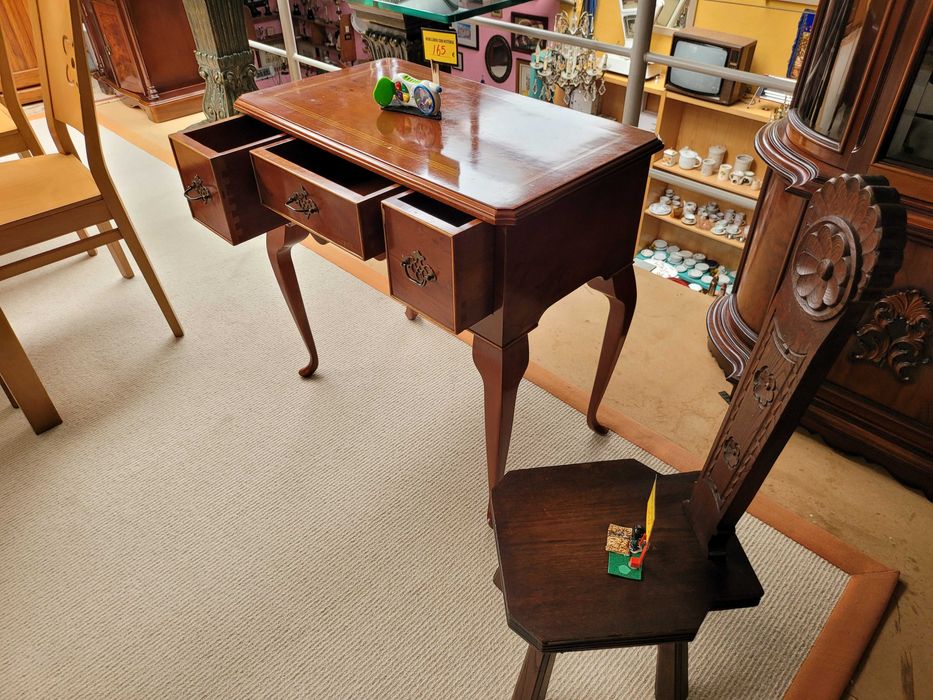 Mesa de apoio em madeira com gavetas - Muito bom esta