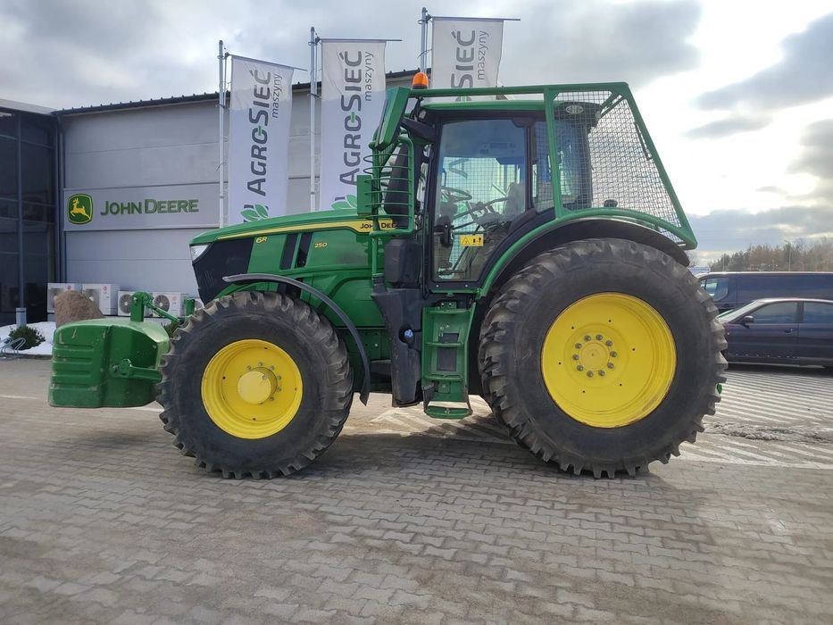 John Deere 6R250  Ciągnik rolniczy John Deere 6R250, Zabudowa leśna !