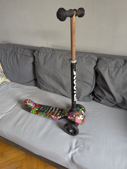 Kolorowa hulajnoga dziecięca scooter, uszkodzone tylne koło