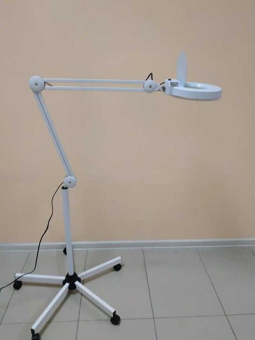 Лампа лупа для косметолога на колесах напольная косметологическая