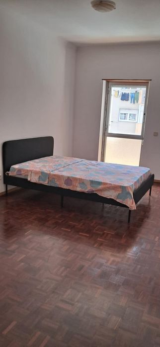 Quarto de casal para arrendar Mem Martins
