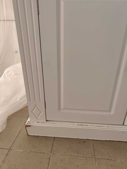 Movel Branco com portas e gavetas em razoável estado