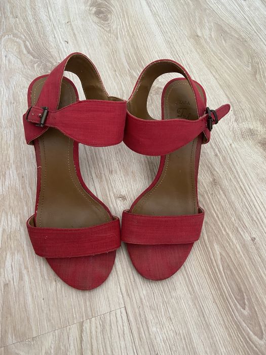 Sandaly na obcasie zara
