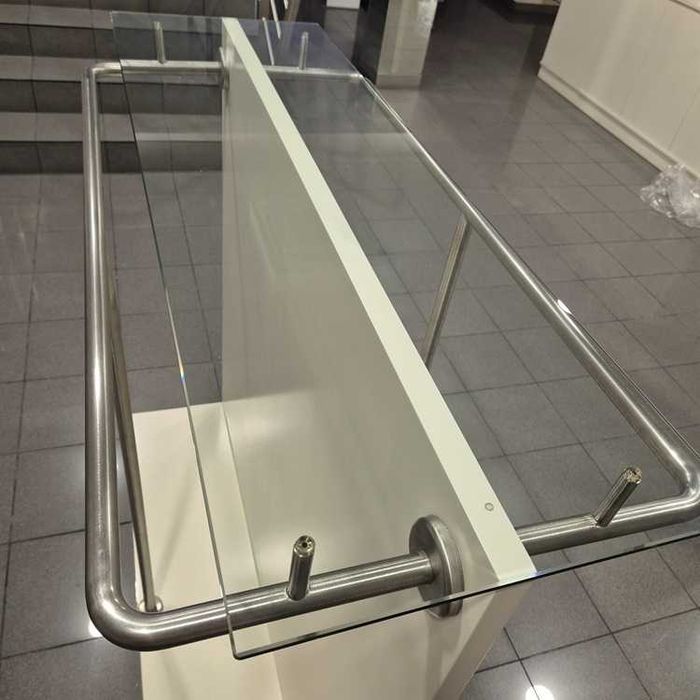 Ilha / Expositor Duplo para Roupa – 1,60m | Vidro + Inox | Rodas Invisíveis
