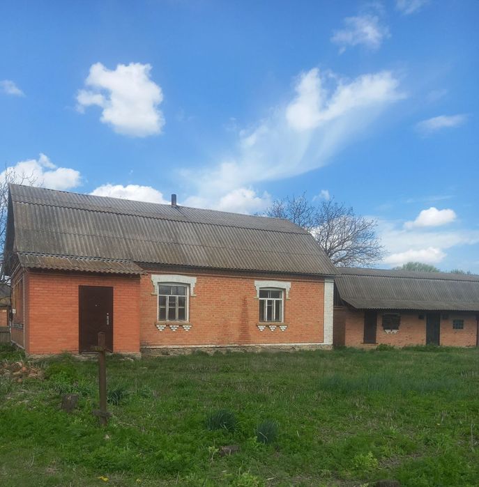 Продається будинок. м. Турбів. Ділянка-12с. Господарські будівлі.