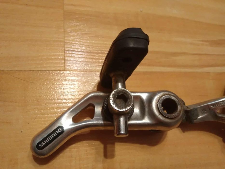 Dwie szczęki Shimano cantilever.