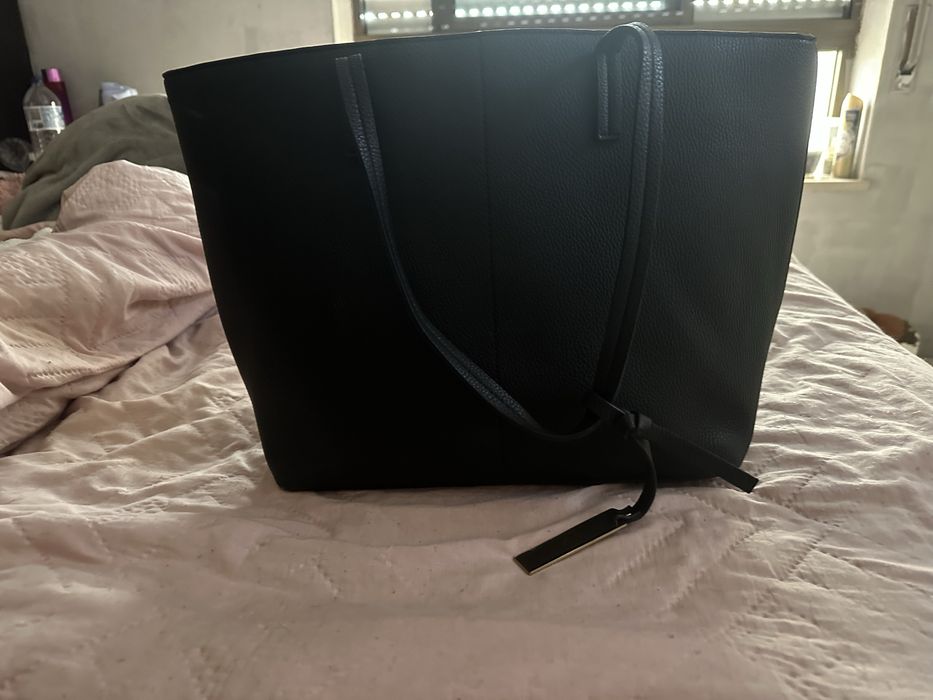 Bolsa preta espaçosa