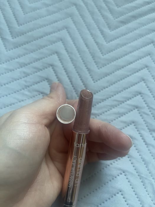 Błyszczyk Tarte Maracuja Juicy Lip Plump odcień Rose Cooper drobinki