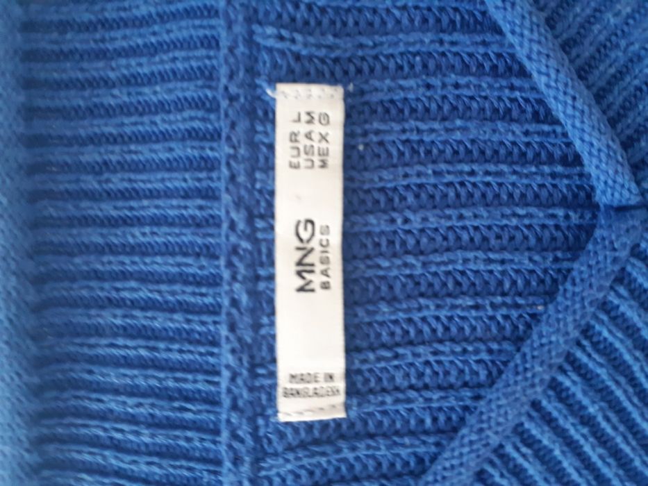 Sweter w serek Mango