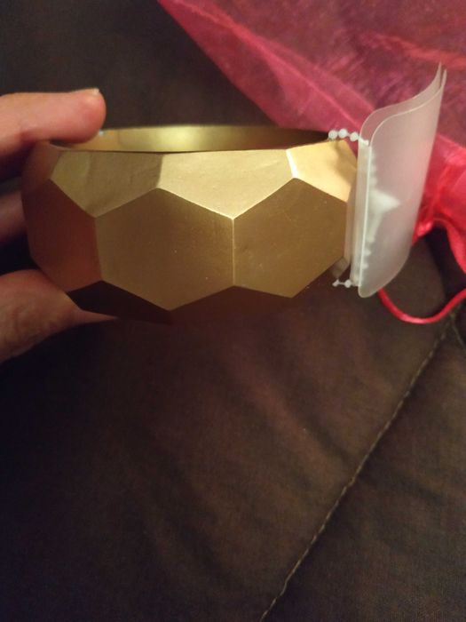 Um colar, uma pulseira, em dourado, Novos