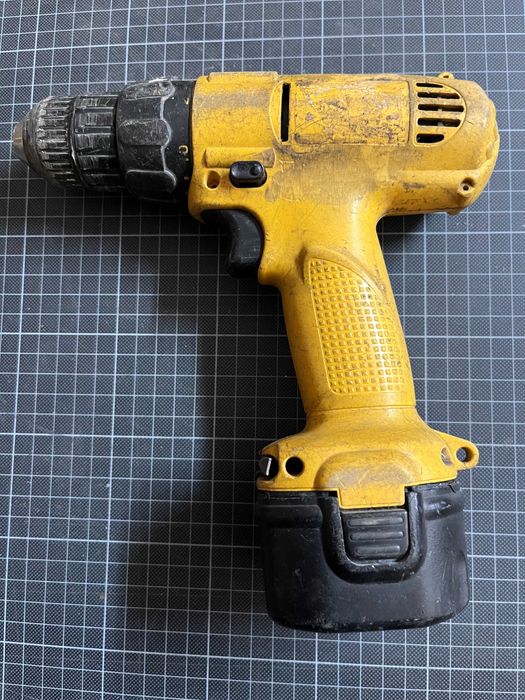 Berbequim sem fio DeWalt DW926 com 2 baterias Ni-Cd 9,6 V+ carregador