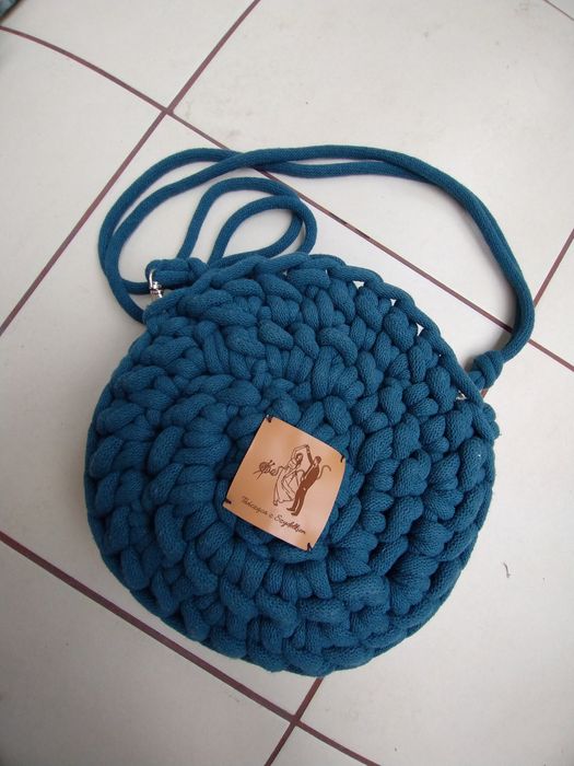 Torebka na szydełku kobaltowa niebieska rękodzieło sznurek