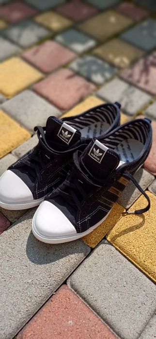 Кеди з текстилю Adidas.