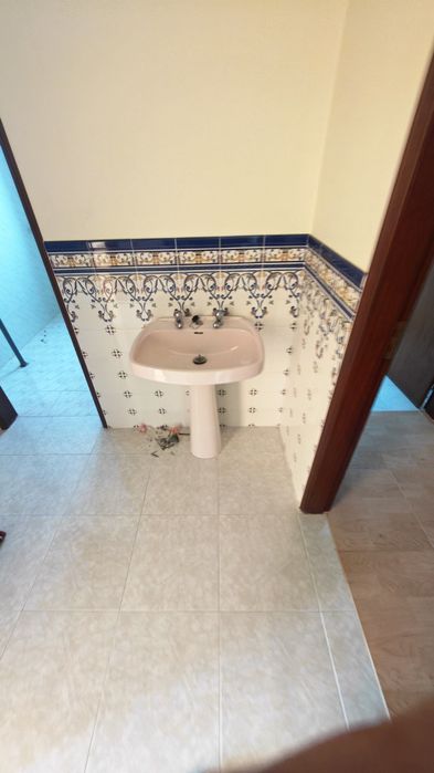 Sanitários, torneiras, toalheiros