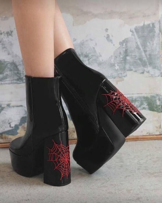 Сапожки на високому каблуці