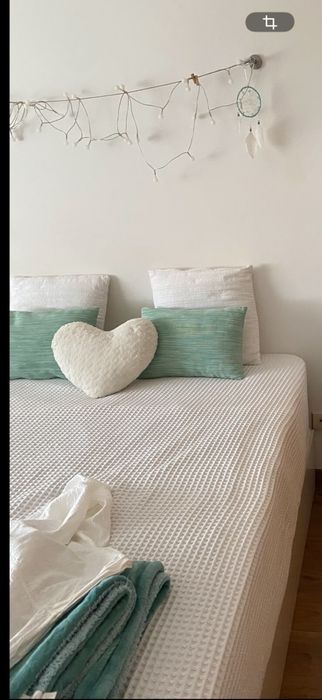 Cama casal branca com colchão incluido