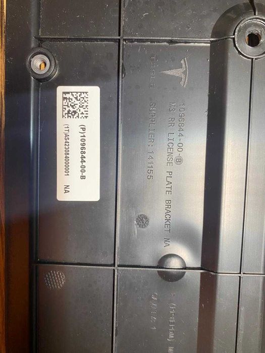 Подіум заднього номера Tesla Model Y