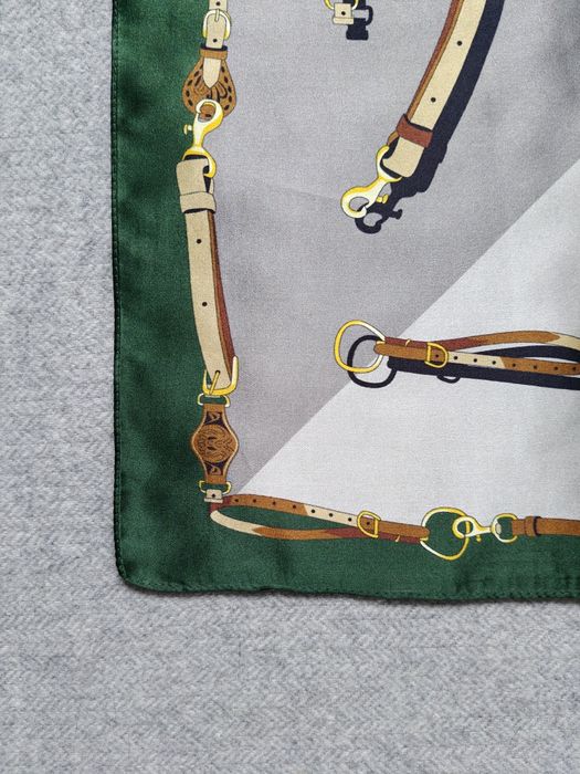 Jedwabna apaszka paski sprzączki szelki